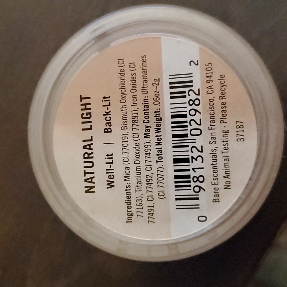 Bare minerals Natural Light powder well-lit / back/lit